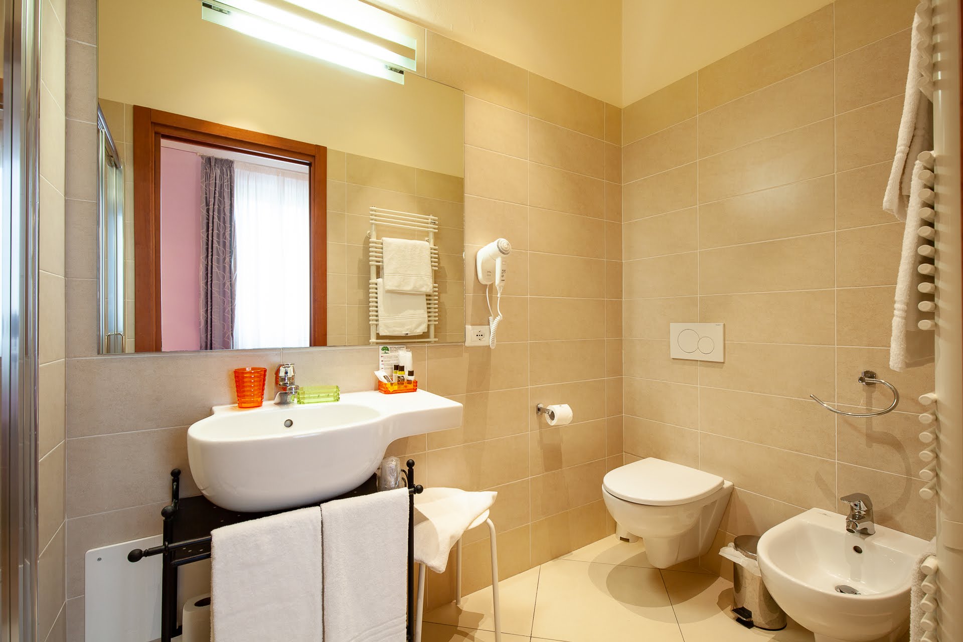 Ampio bagno in camera comfort SmArt Hotel Bartolini