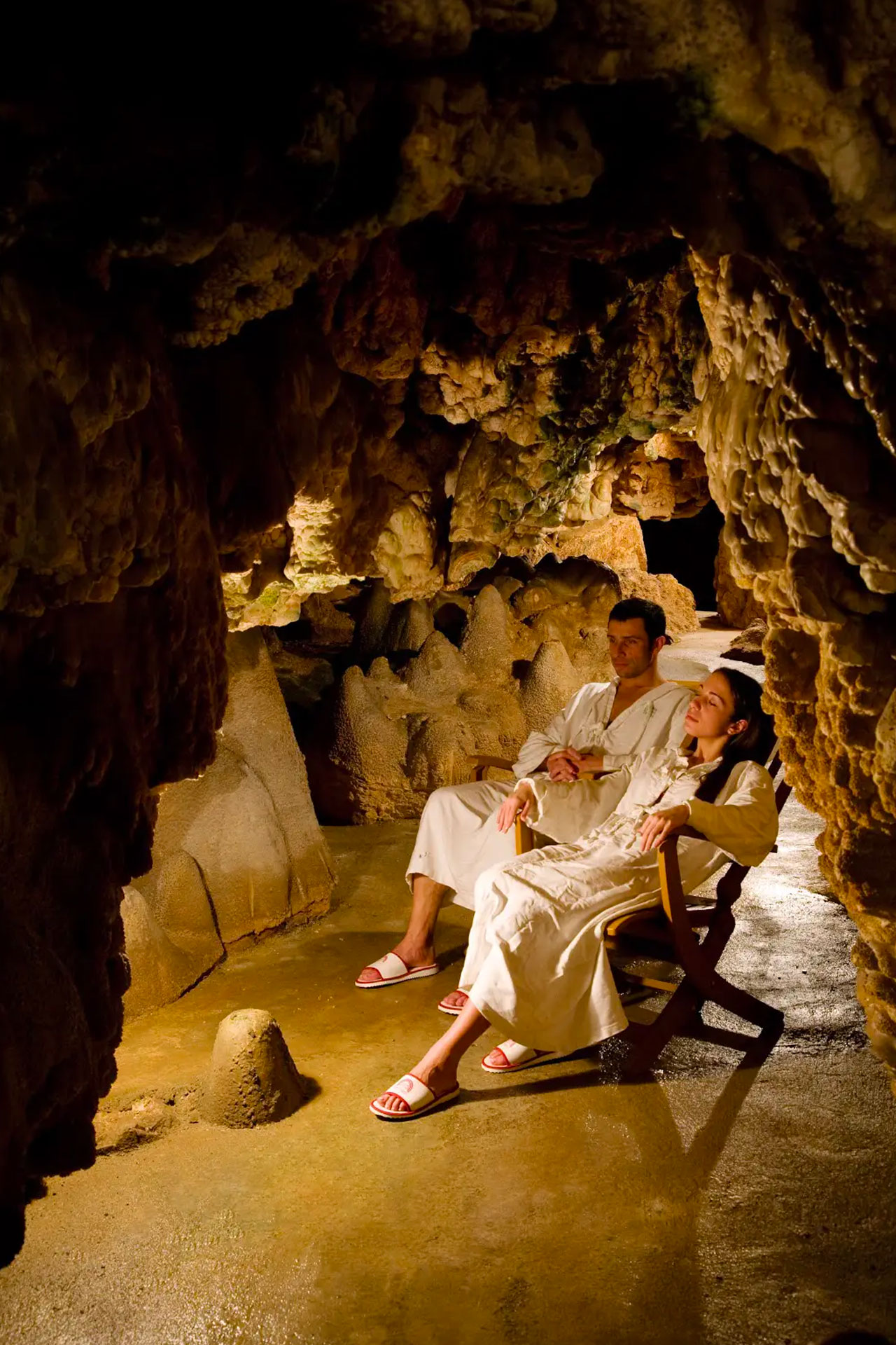 Coppia in vacanza nella Grotta Giusti a Monsummano