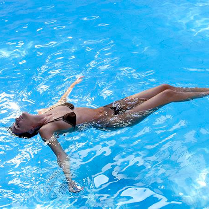Ragazza nella piscina delle Terme Redi a Montecatini