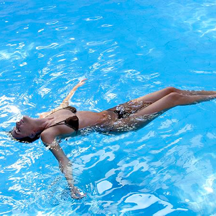 piscina-terme-redi Ragazza nella piscina delle Terme Redi a Montecatini